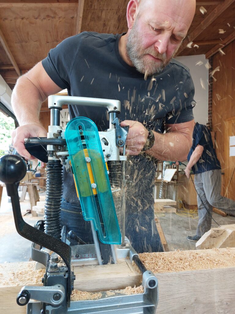 Professzionális timber framing gép munka közben