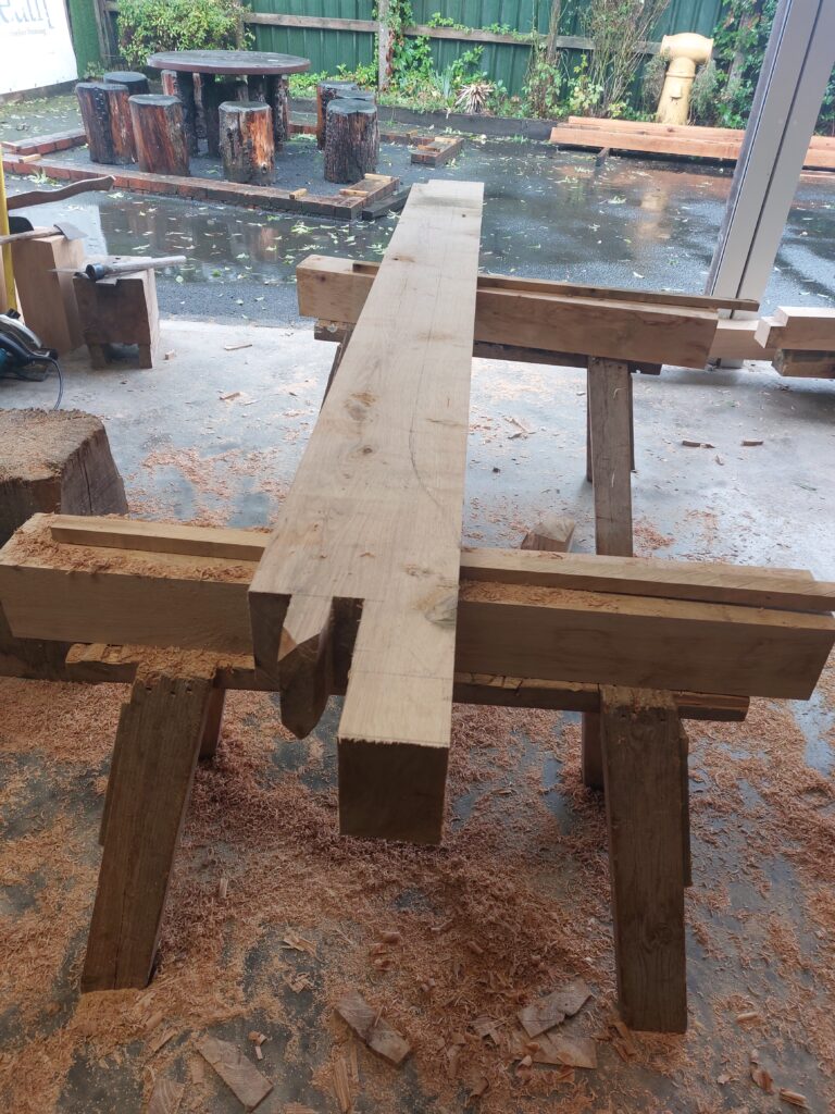 Hagyományos timber framing fakötés készítése kéziszerszámokkal