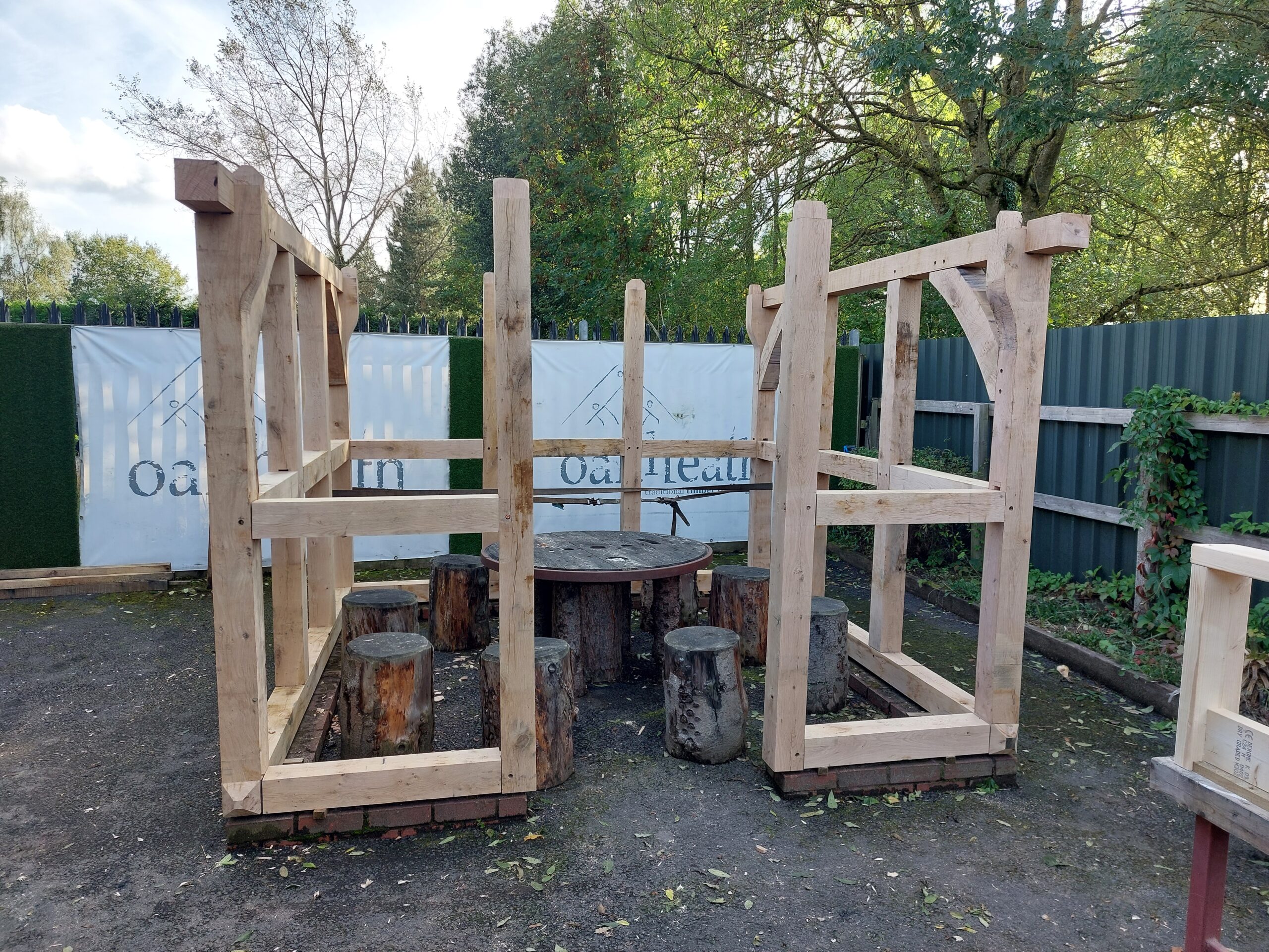Tradicionális timber frame: nagy keresztmetszetű oszlop, gerenda és könyökfa hagyományos fakötésekkel