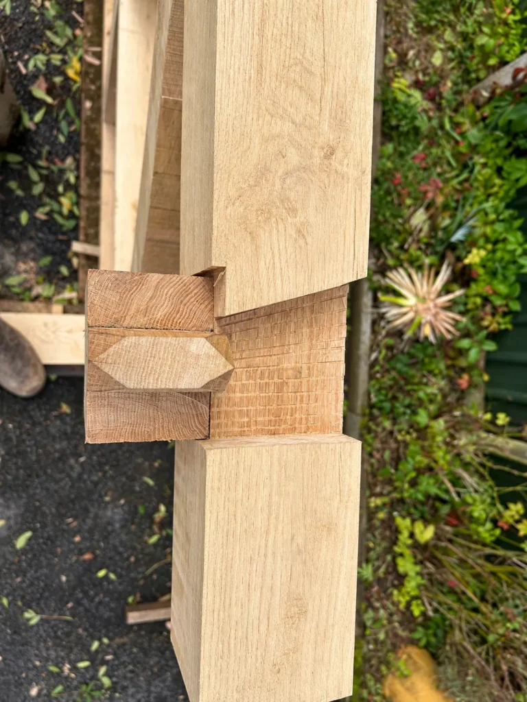 English tying joint hagyományos timber framing fakötés csappal és vállkialakítással