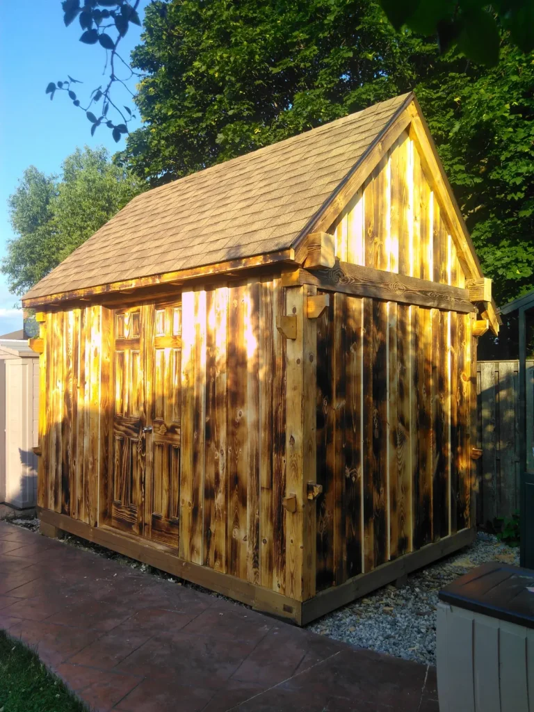 Elkészült kis timber frame épület látható faszerkezettel és fa burkolattal
